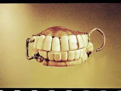 ¿Quién y cuándo se inventó la dentadura postiza?