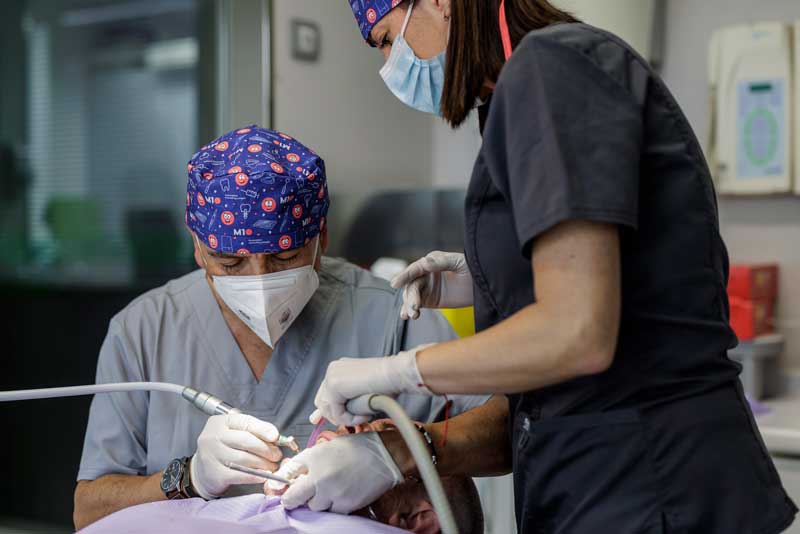 dr-juan-carlos-torres-especialista-en-implantes-dentales Dr. Juan Carlos Torres especialista implantes dentales